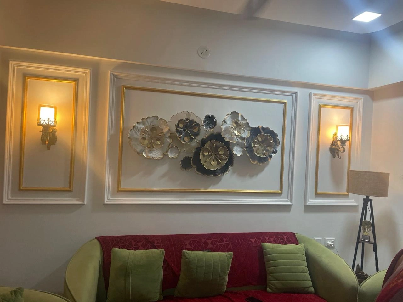 Decorative wall panel with metal flowers